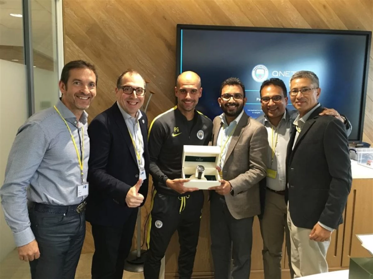 Moments gagnants du partenariat de QNET - Manchester City 4 QNET Directors presenting the QNETCity watch to Pep Guardiola at the Etihad Stadium