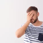 Homme se rendant compte de ses erreurs en vente directe