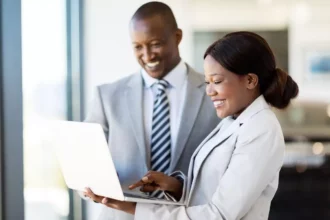 Un homme et une femme travaillent sur leur entreprise de vente directe