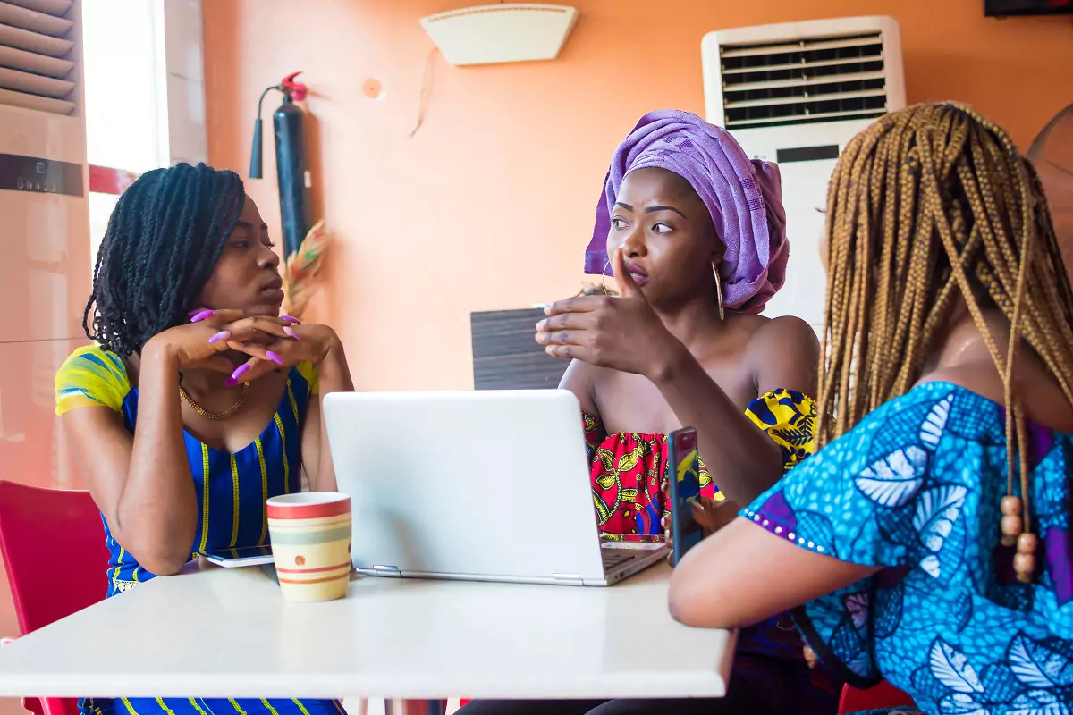 3 femmes africaines en train d'avoir une conversation